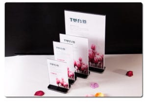 Kệ menu mica A4 đế tam giác liền KMN-2811